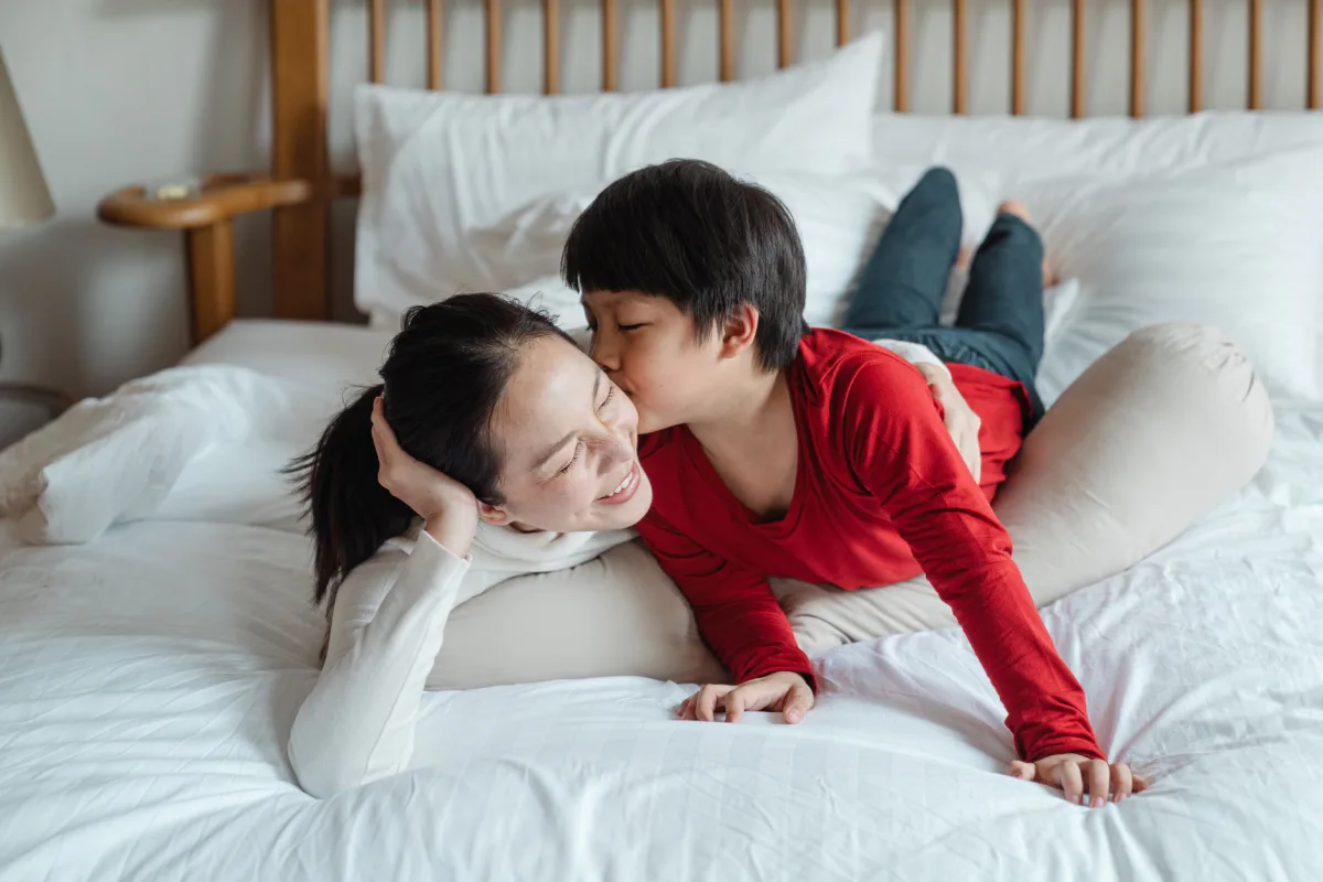 Seorang ibu memujuk anaknya di rumah